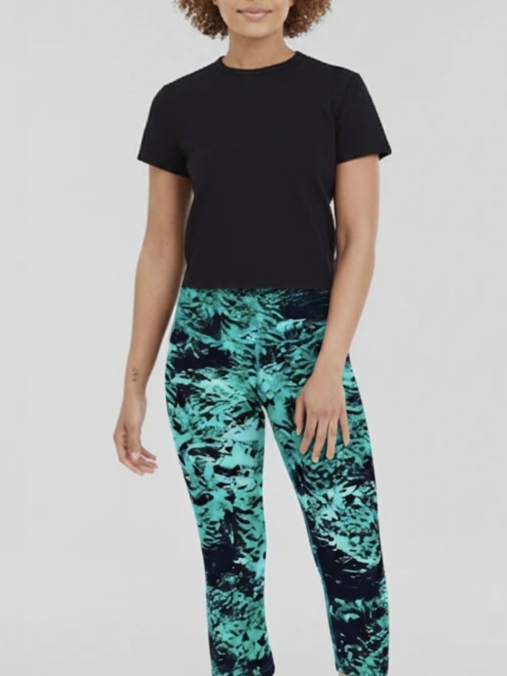 Nike Dri-FIT capri leggings in a black and teal marble pattern.